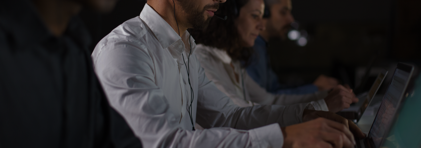 Equipe de atendimento trabalhando no computador